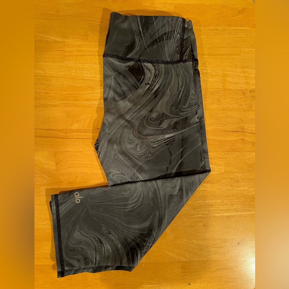 alo yoga capri leggings